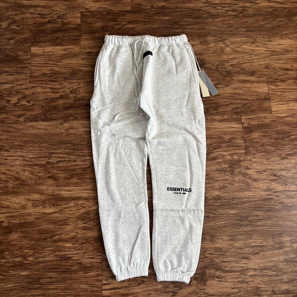 NWT Medium FOG Essentials Sweatpants